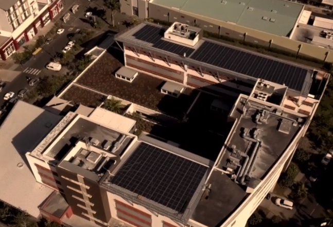 Panneaux photovoltaïques installés par IXEO sur les toits de la CAF de Beauséjour