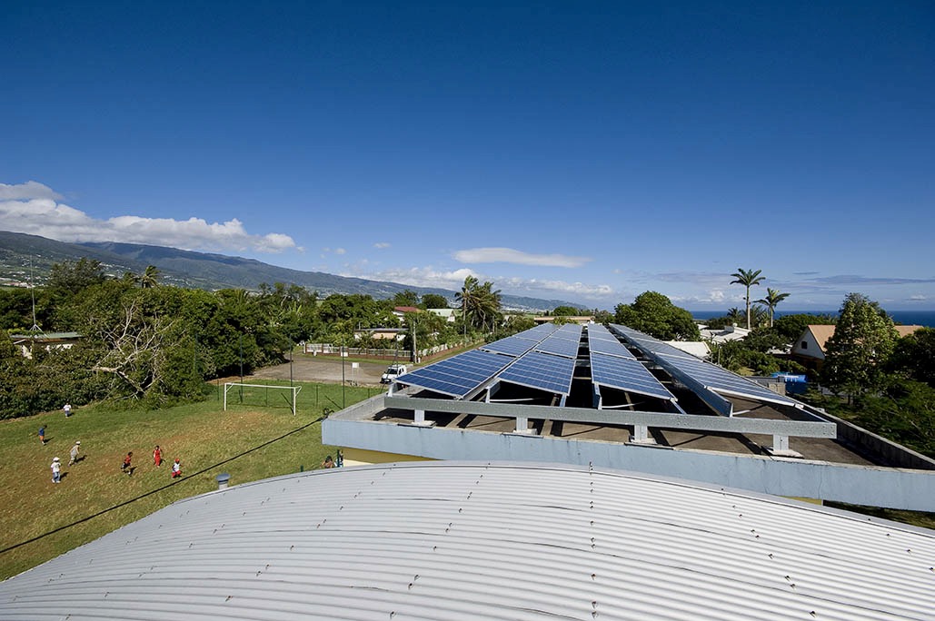 Panneaux photovoltaïques sur les toits de l'école Montlivet